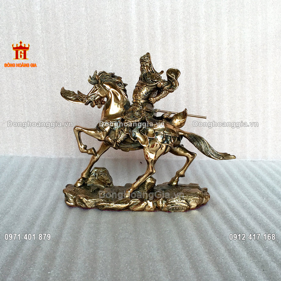 Pho tượng Quan Công bằng đồng vàng hun giả cổ cưỡi ngựa